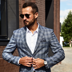 portrait-of-handsome-man-in-suit-posing-in-the-str